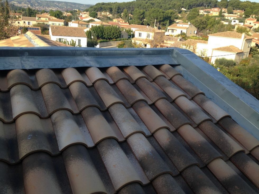 Couverture neuve en tuiles maison